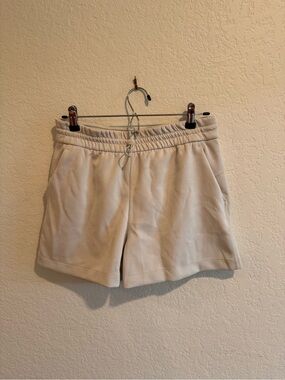 Lululemon softstreme short in Light Beige